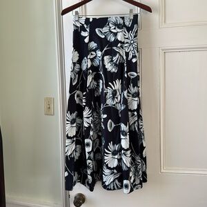 Zara Women’s xs Skirt 
Large black and white botanical print